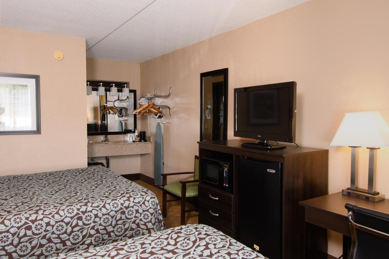 | Days Inn by Wyndham Pittsburgh-Harmarville