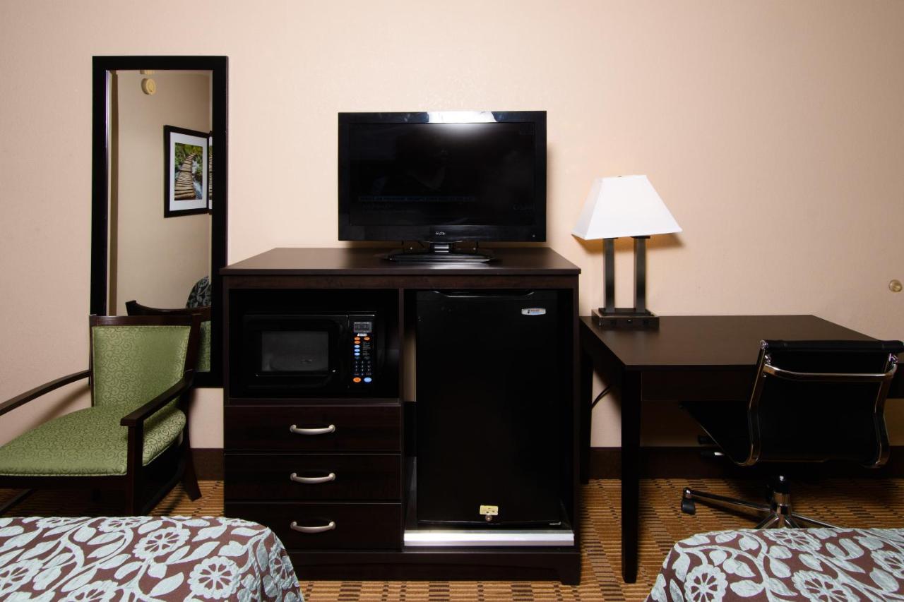 | Days Inn by Wyndham Pittsburgh-Harmarville