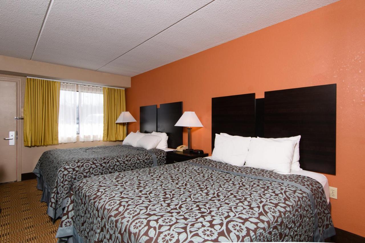 | Days Inn by Wyndham Pittsburgh-Harmarville