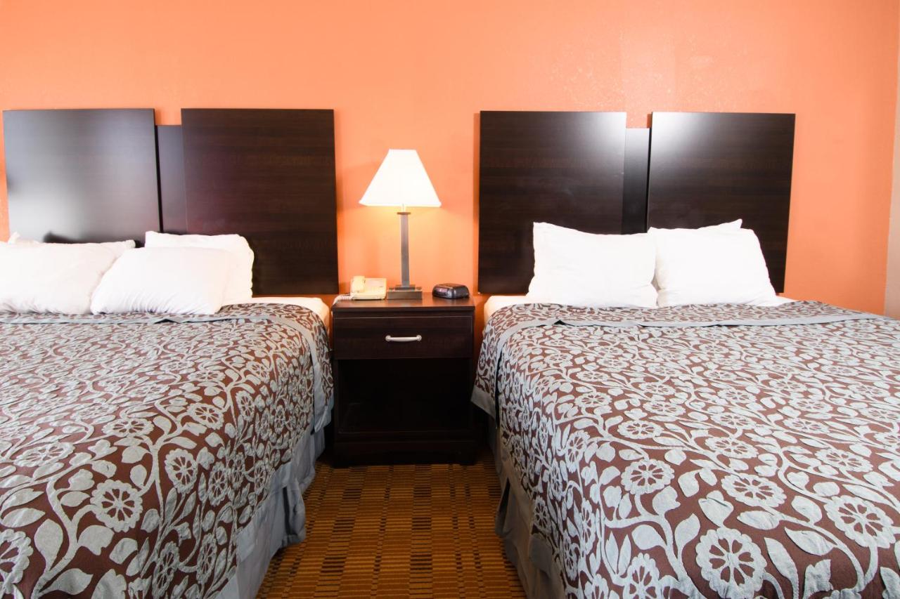 | Days Inn by Wyndham Pittsburgh-Harmarville