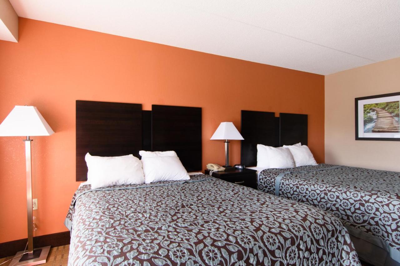 | Days Inn by Wyndham Pittsburgh-Harmarville