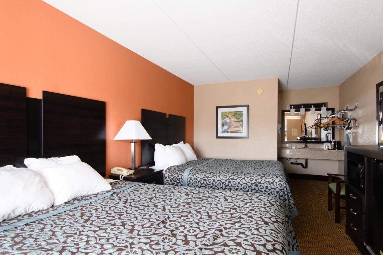 | Days Inn by Wyndham Pittsburgh-Harmarville