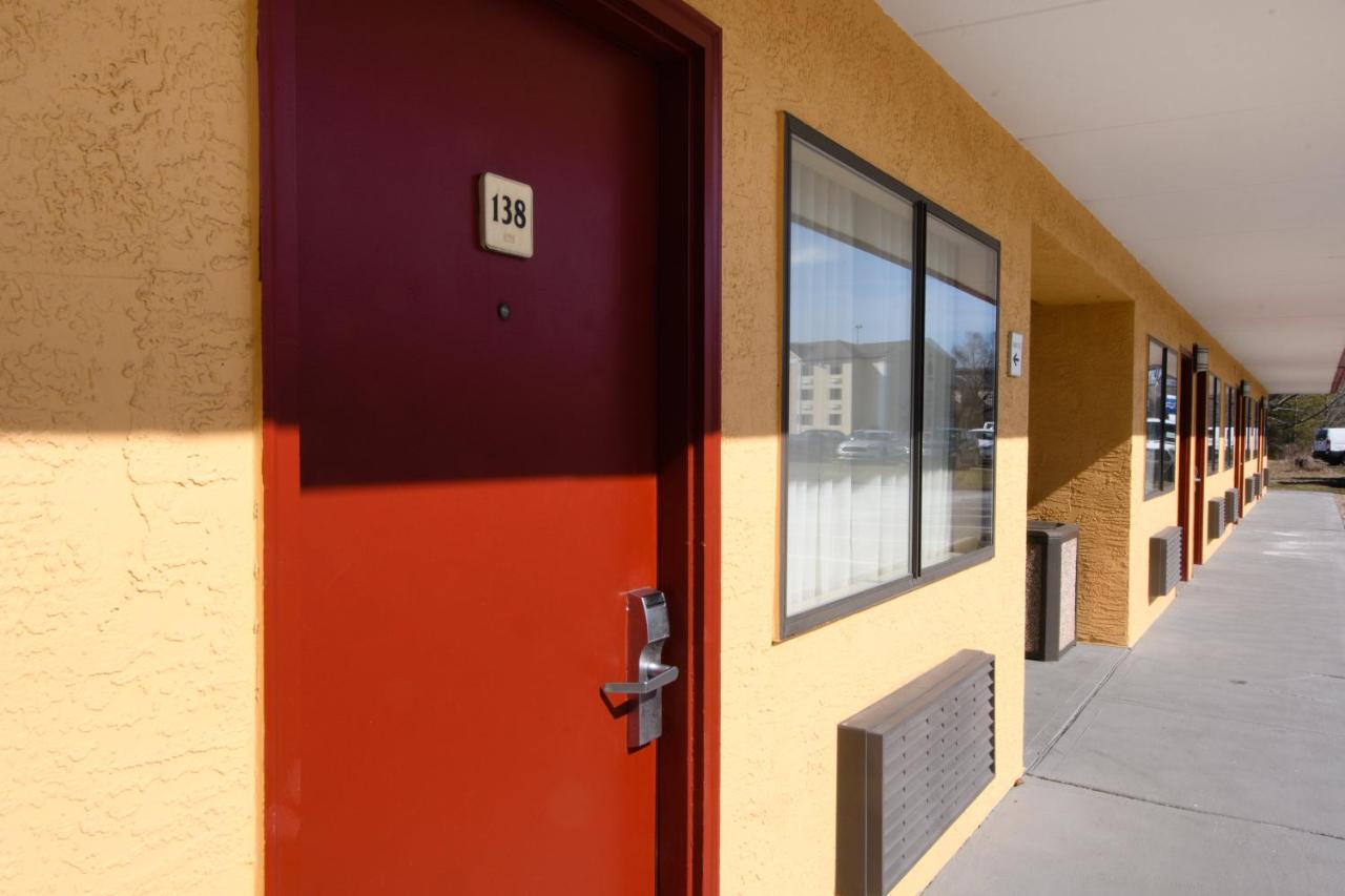 | Days Inn by Wyndham Pittsburgh-Harmarville