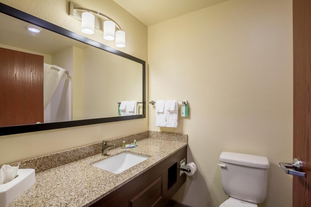 Deluxe Suite at Cobblestone Hotel & Suites - Hartford