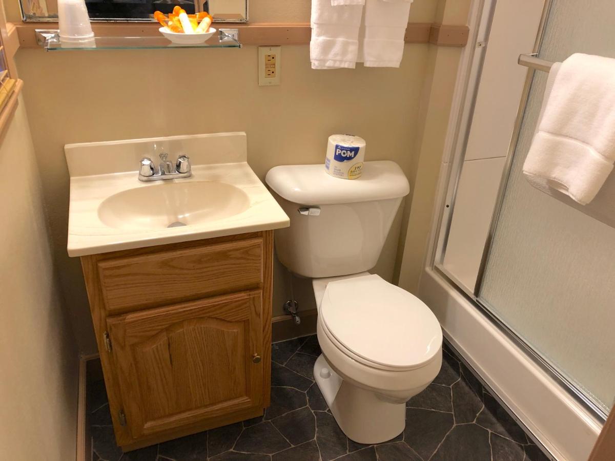 Deluxe Double Room at Rockerville Lodge & Cabins