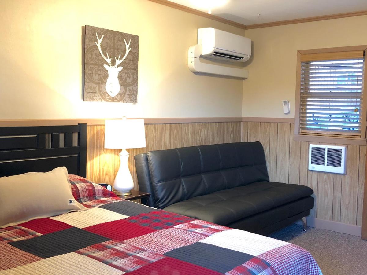 Deluxe Double Room at Rockerville Lodge & Cabins