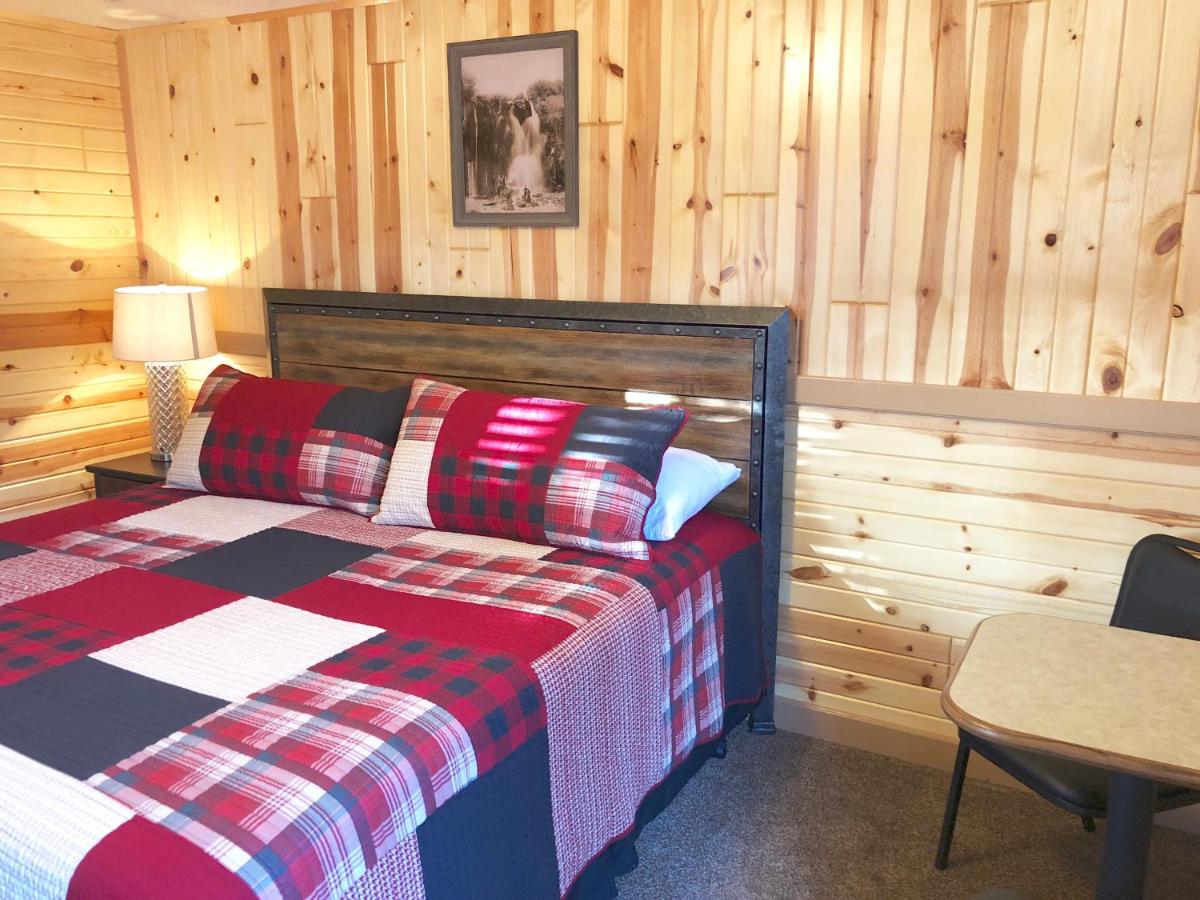 King Room at Rockerville Lodge & Cabins