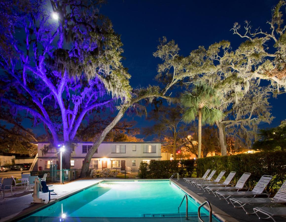| Queen's Court Inn