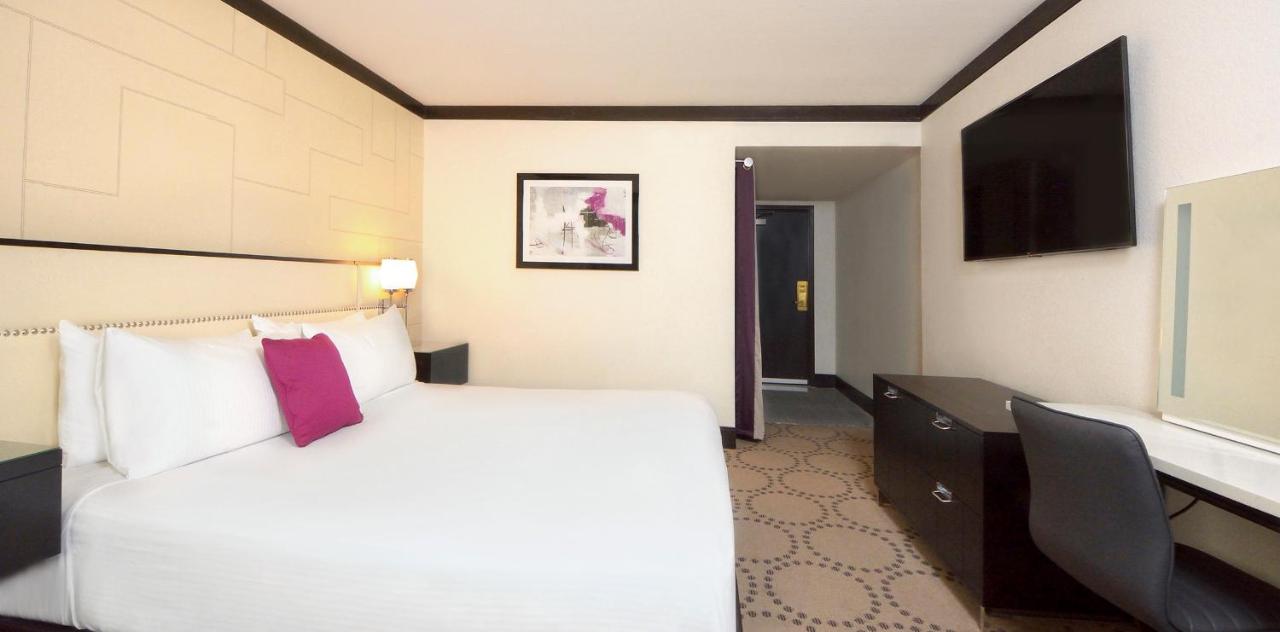 NEW ROOM - South Tower | Premium | 1 King | Non Smoking at Harrah’s Laughlin Beach Resort & Casino - A Caesars Rewards Destination