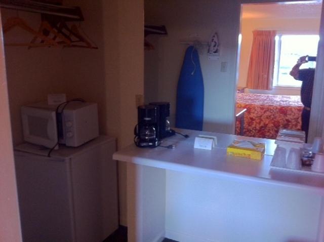  | Econo Lodge Inn & Suites