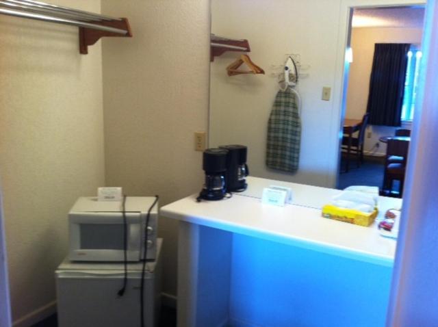  | Econo Lodge Inn & Suites