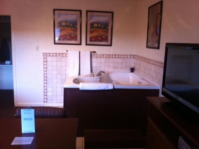  | Econo Lodge Inn & Suites