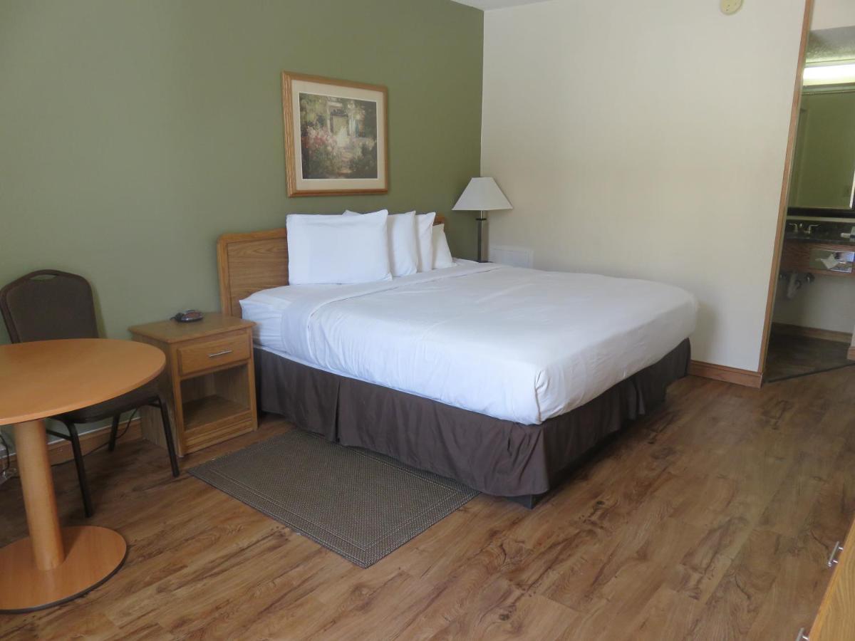 King Room - Pet Friendly/Non-Smoking at Baymont by Wyndham Fargo