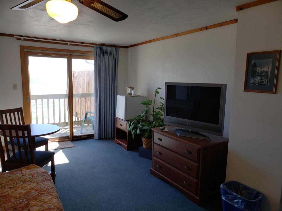 | Algoma Beach Motel