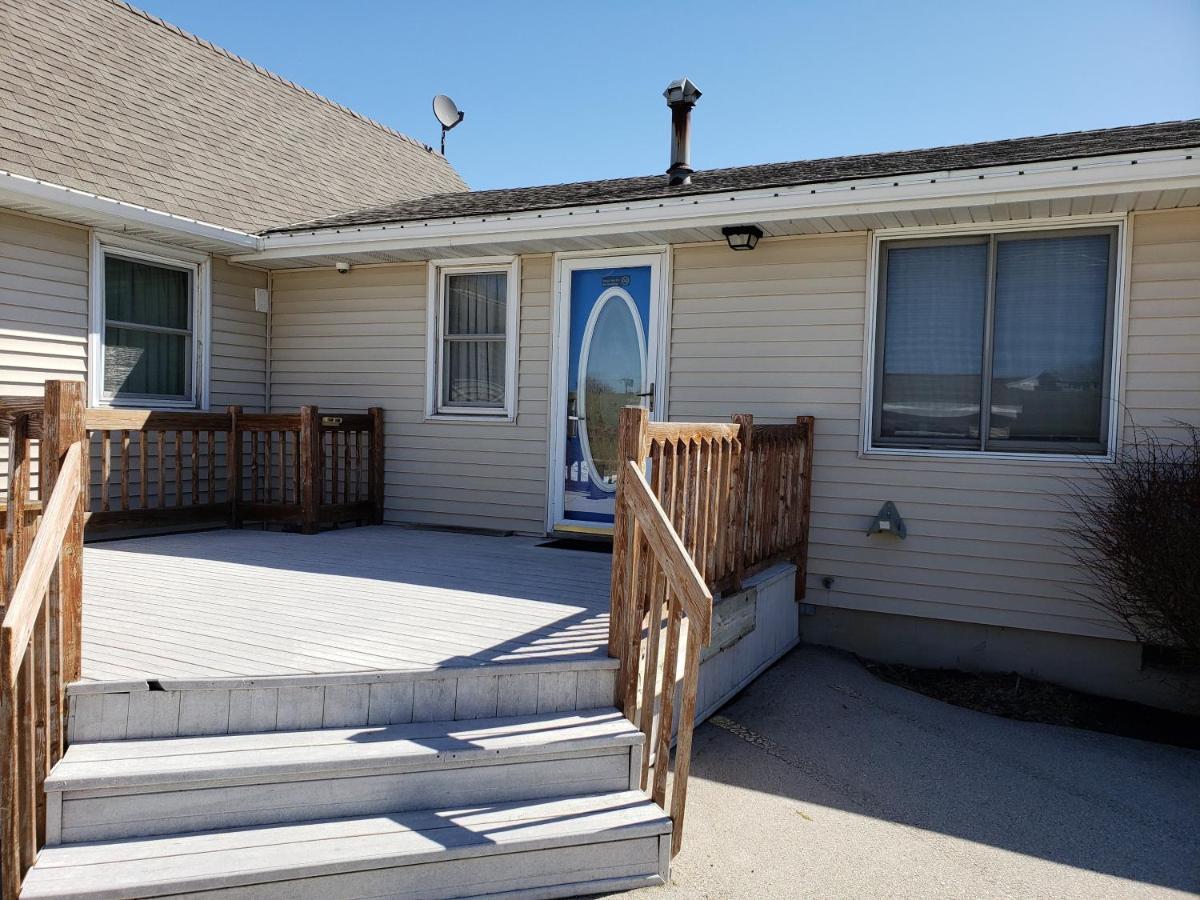 | Algoma Beach Motel