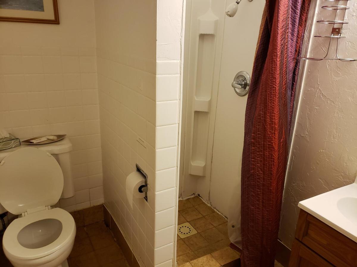 | Algoma Beach Motel