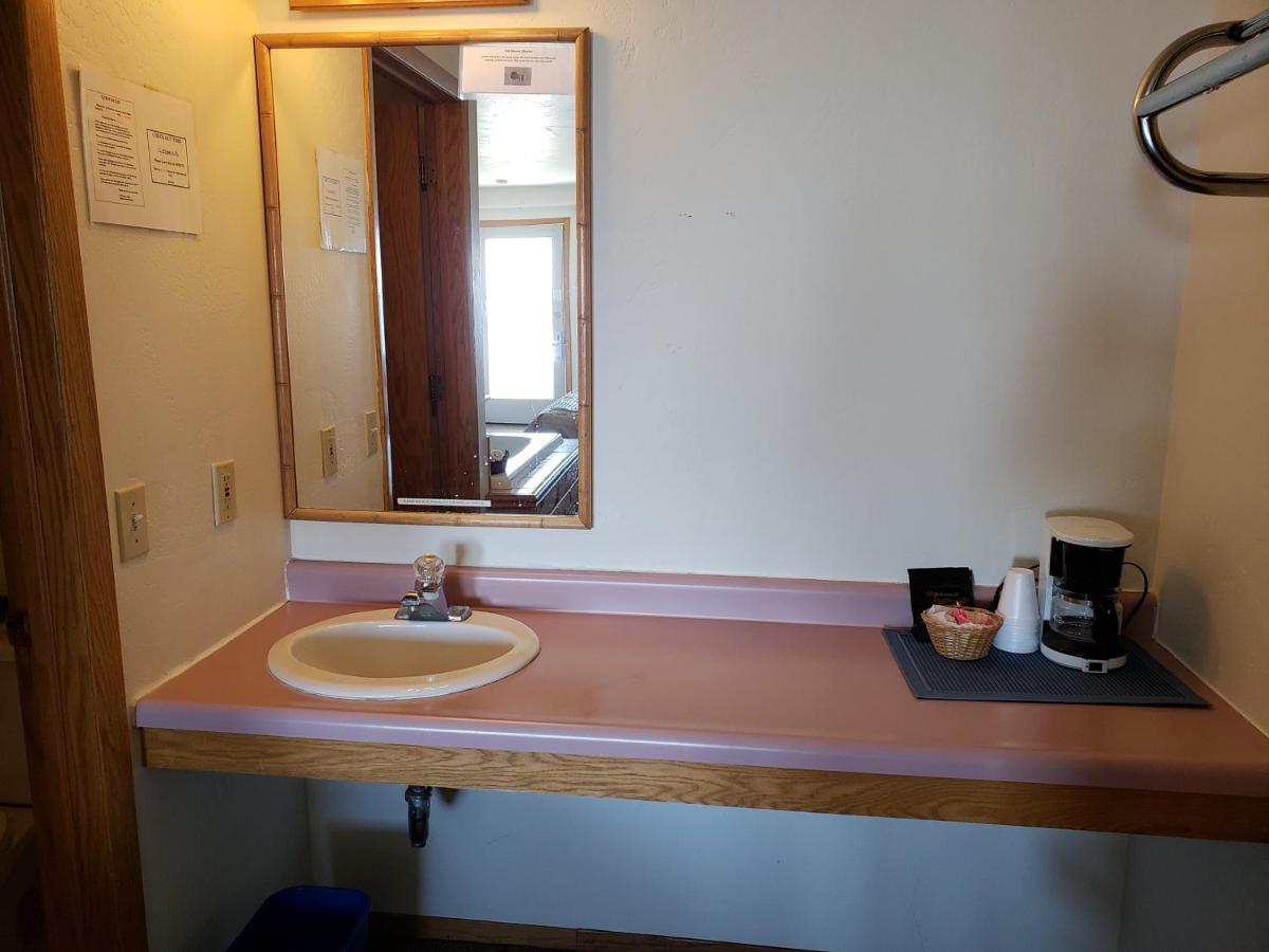 | Algoma Beach Motel
