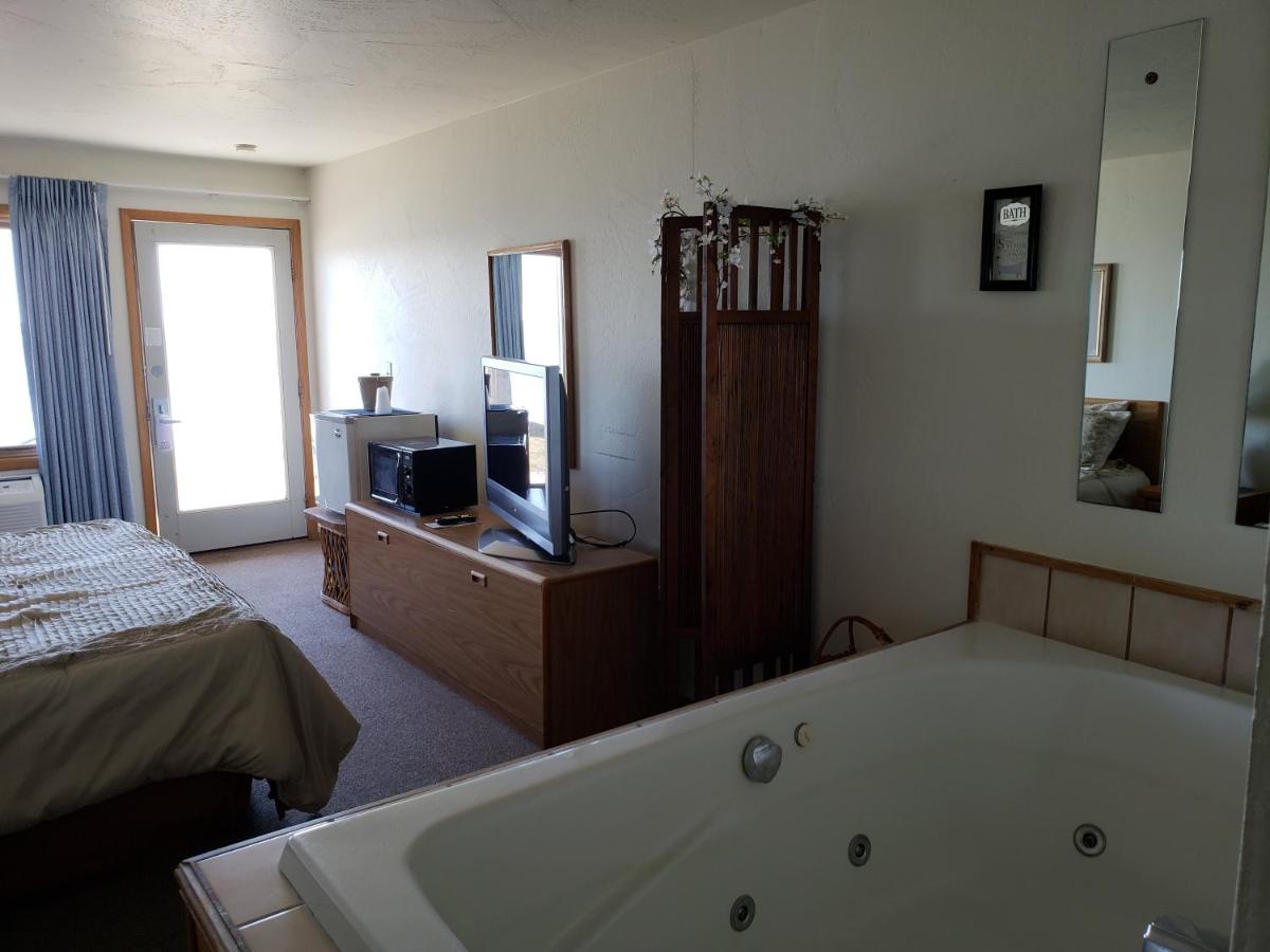 | Algoma Beach Motel