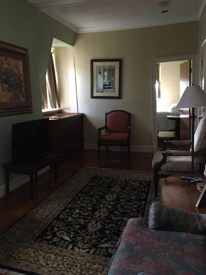 | Burbank Rose Inn Bed & Breakfast