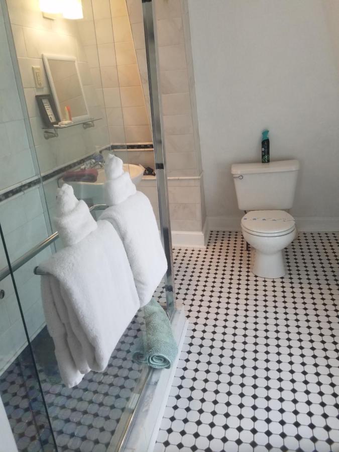 | Burbank Rose Inn Bed & Breakfast