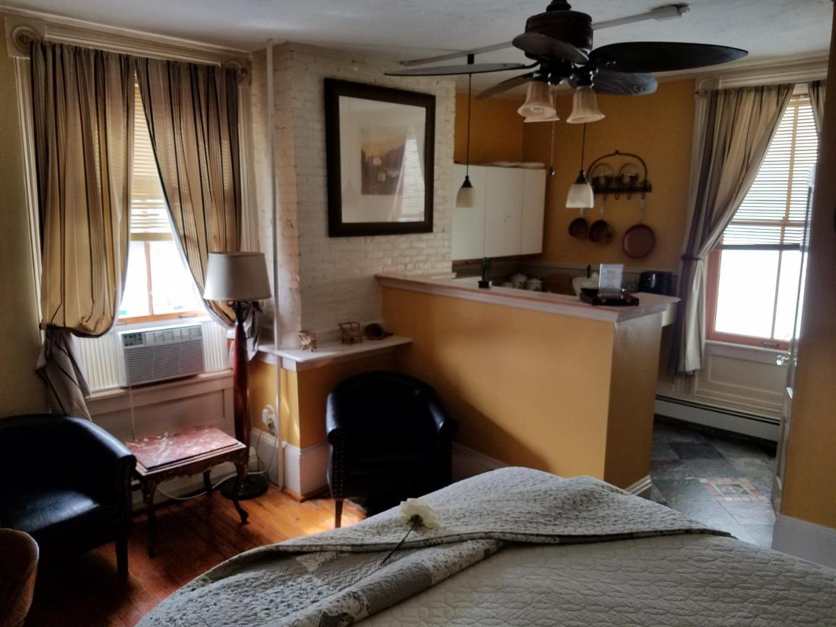 | Burbank Rose Inn Bed & Breakfast