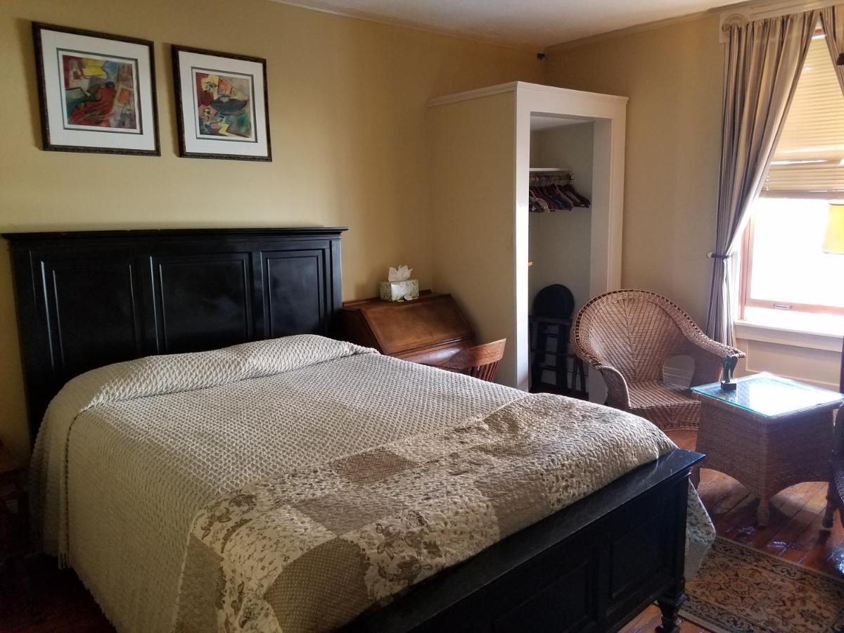 | Burbank Rose Inn Bed & Breakfast