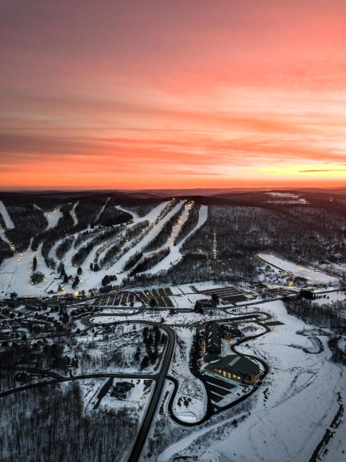 | Hope Lake Lodge & Indoor Waterpark