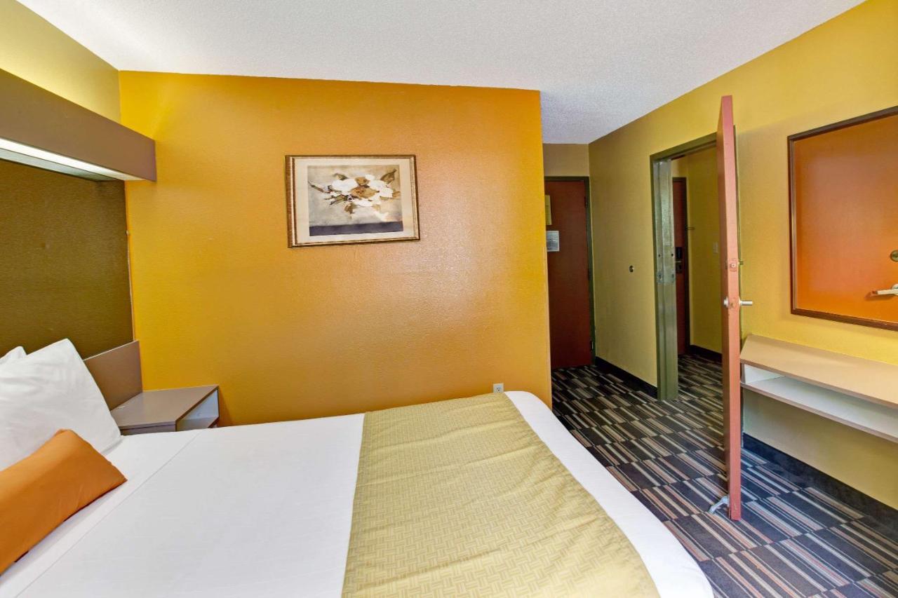 Queen Room - Non-Smoking at Microtel Inn & Suites by Wyndham Gatlinburg