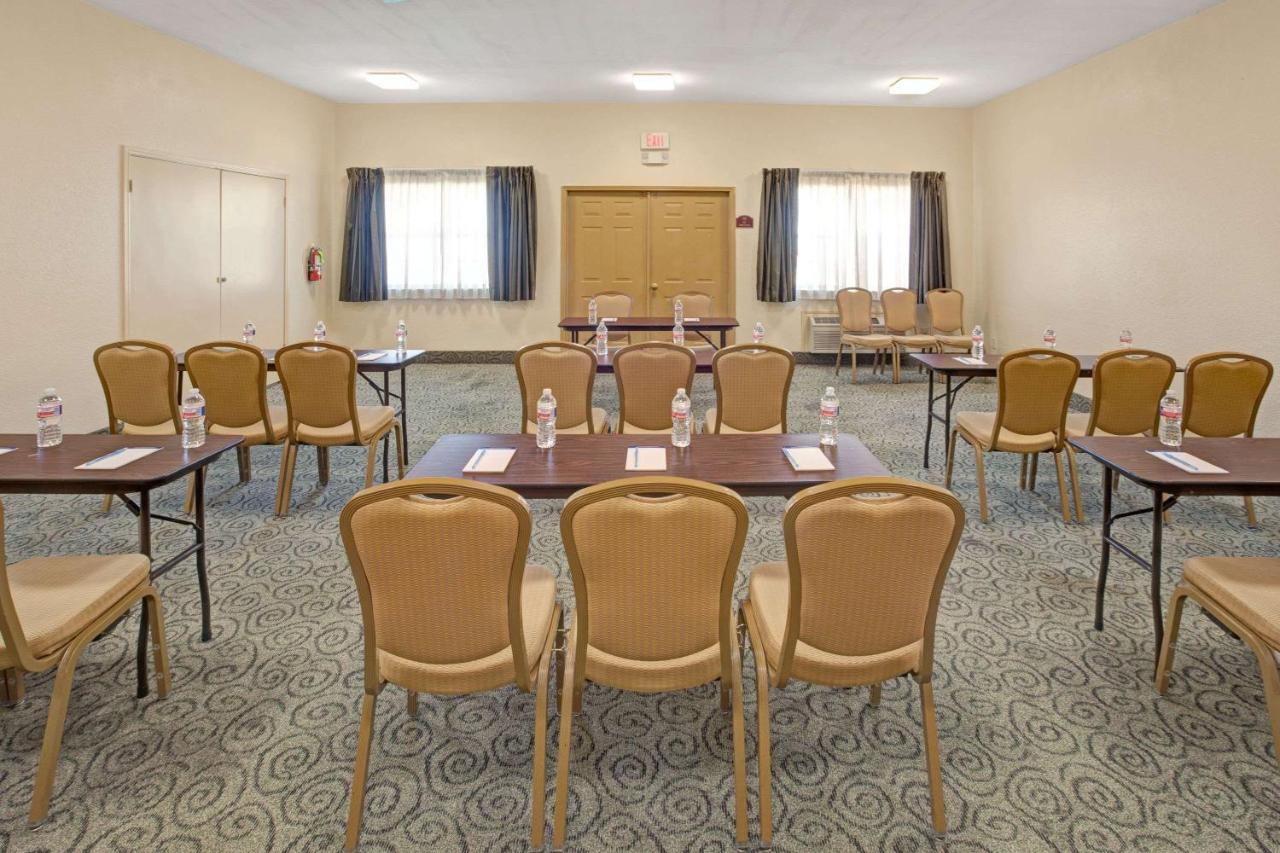 | Super 8 by Wyndham Dallas East