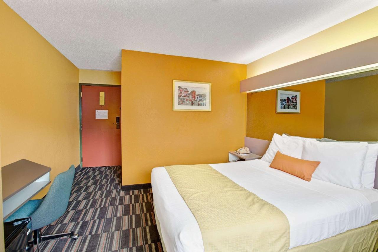 Queen Room - Non-Smoking at Microtel Inn & Suites by Wyndham Gatlinburg