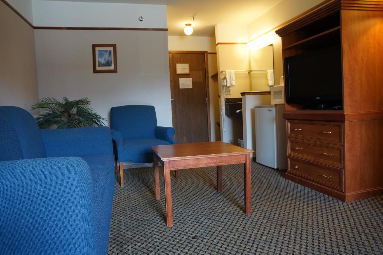 Deluxe King Room at Luxury Inn & Suites