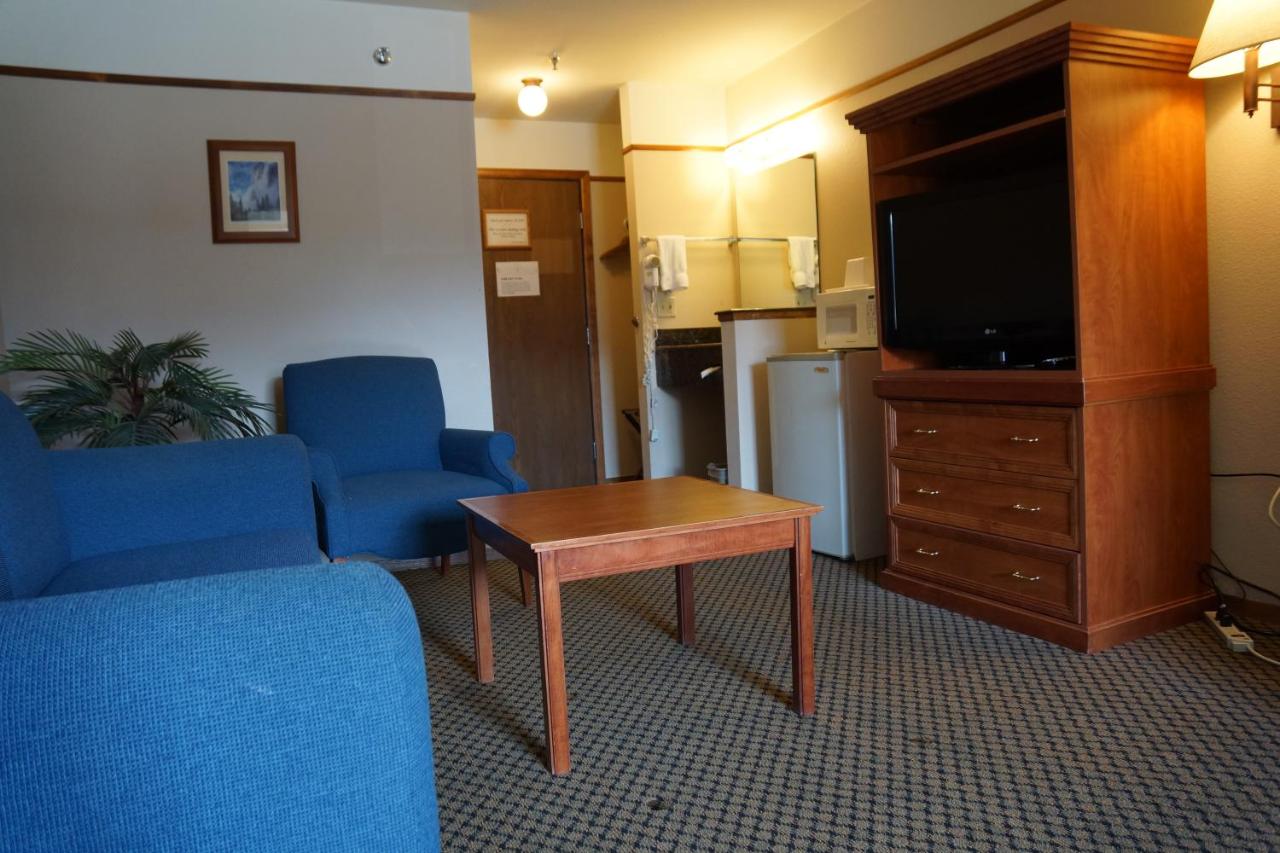 Deluxe King Room at Luxury Inn & Suites