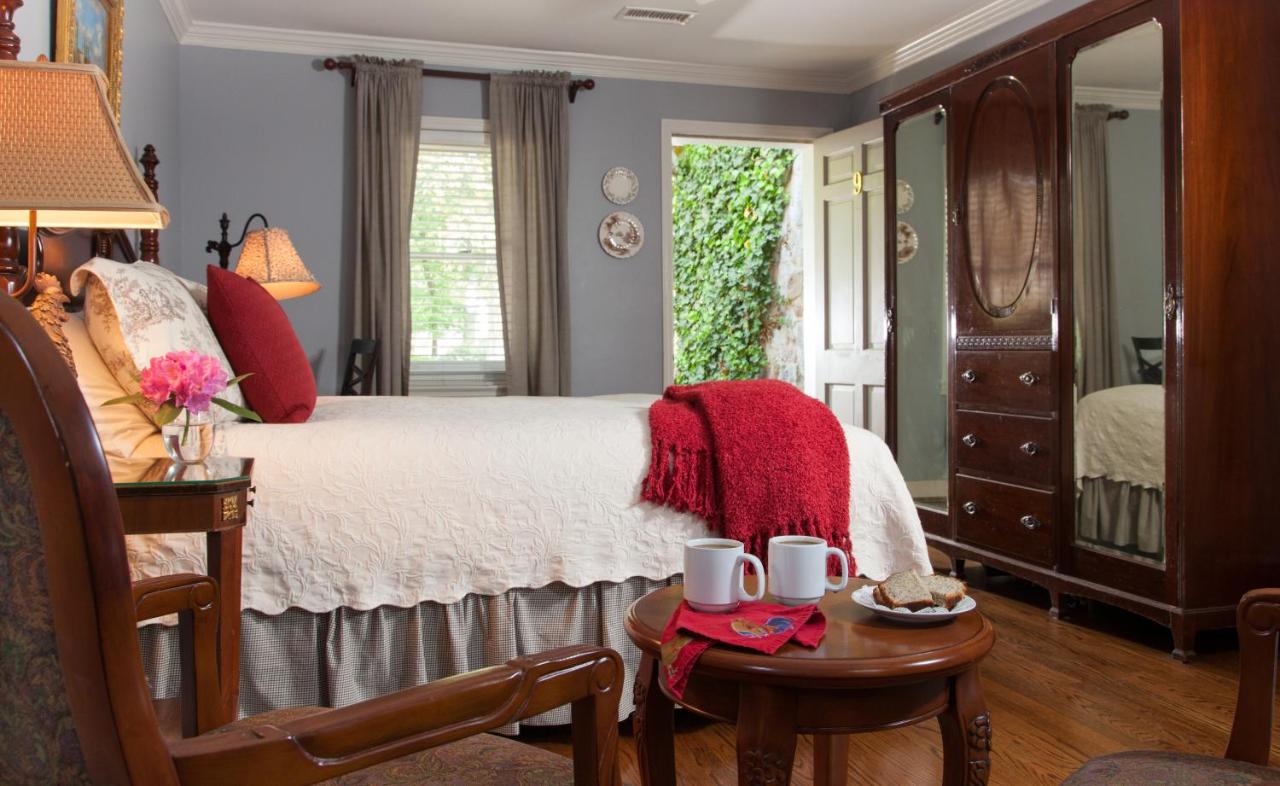 | Chanticleer Inn Bed & Breakfast