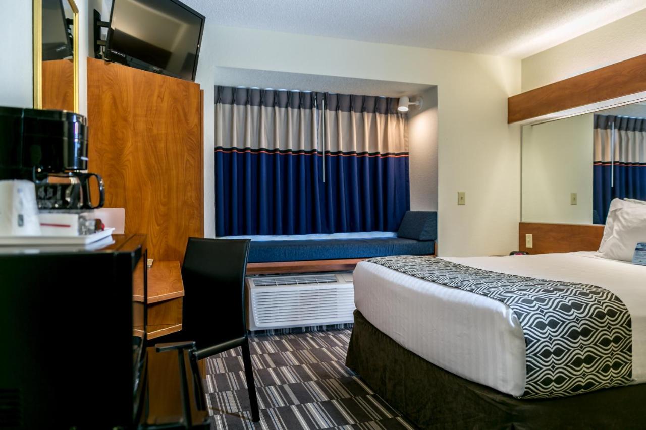 Queen Room - Non-Smoking at Microtel Inn & Suites by Wyndham Inver Grove Heights/Minneap