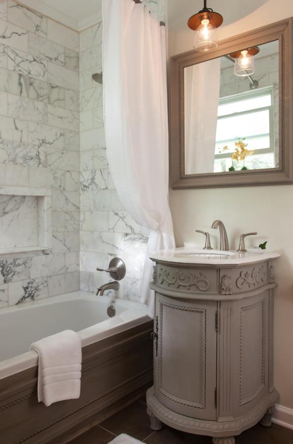| Chanticleer Inn Bed & Breakfast