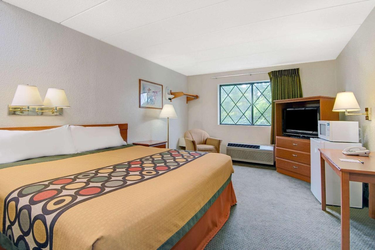 Deluxe King Room - Non-Smoking at Super 8 by Wyndham Stamford/New York City Area