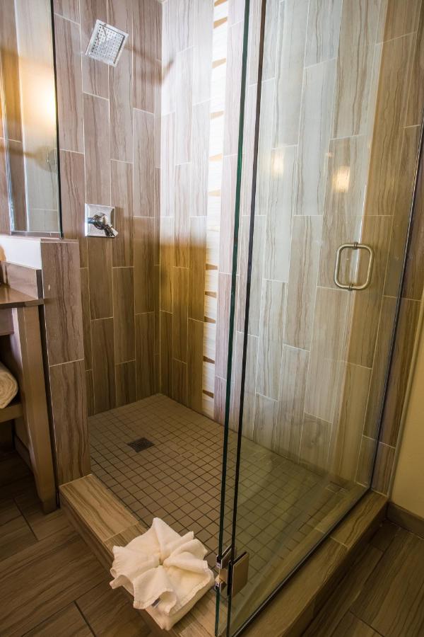 Deluxe King Suite: Ocean View at Inn at Nye Beach