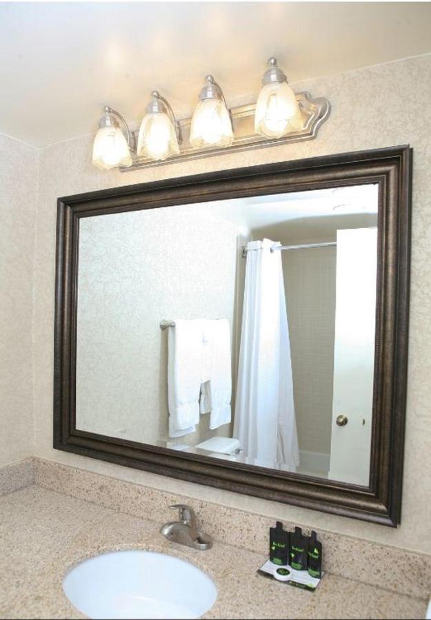 | Senate Luxury Suites