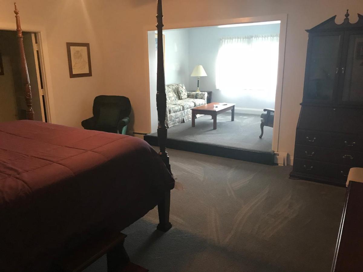 | Longhouse Manor B&B