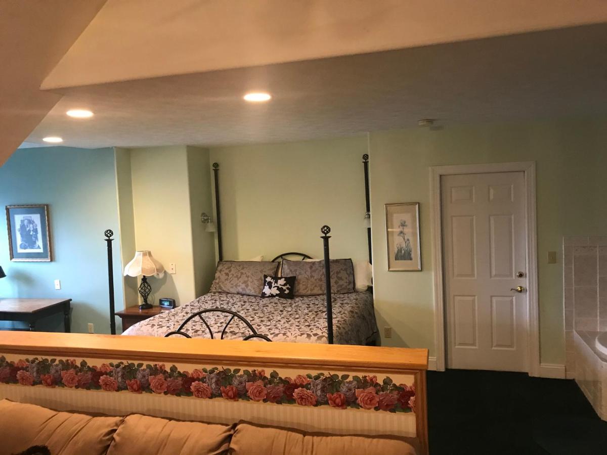 | Longhouse Manor B&B