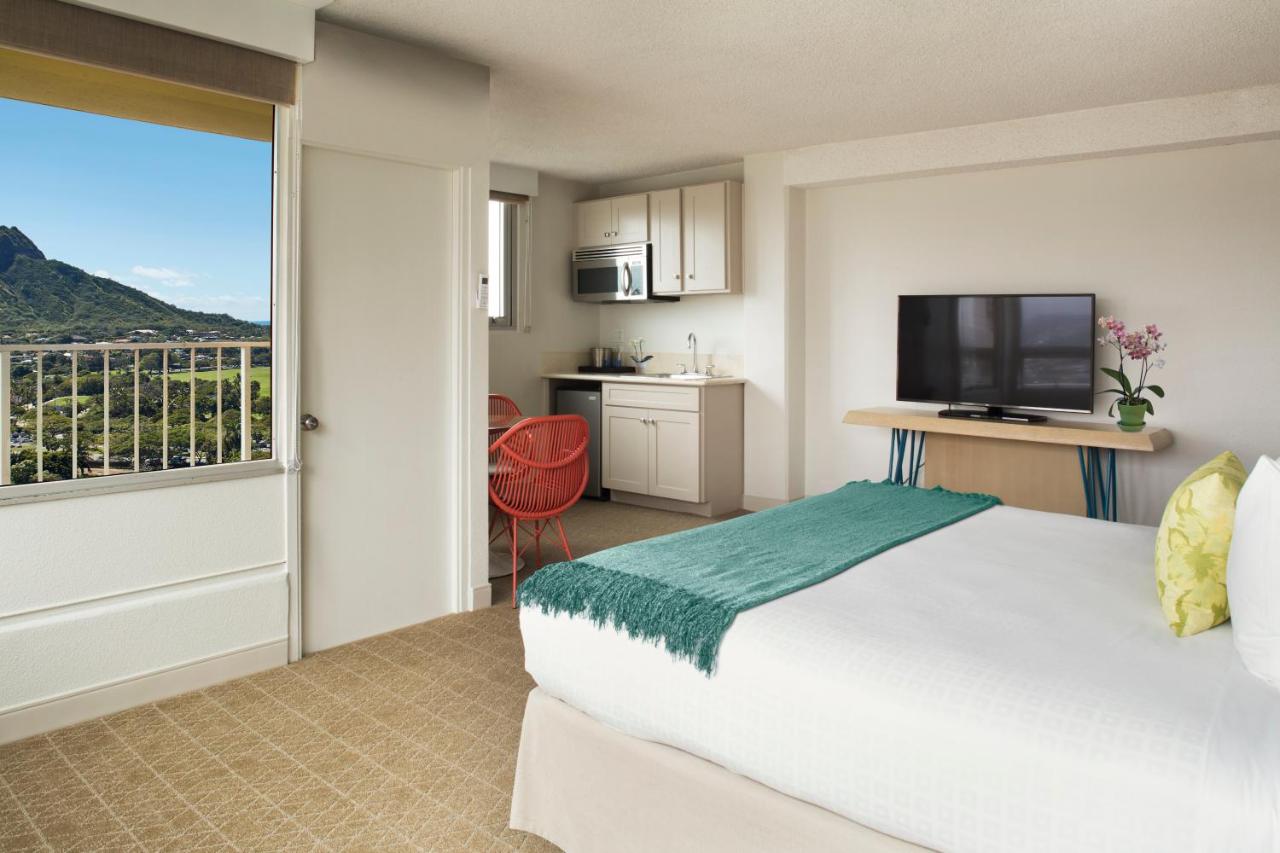 Jr. Suite Diamond Head View Balcony, King at Queen Kapiolani Hotel