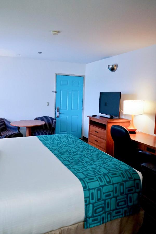 King Room - Non-Smoking at Howard Johnson by Wyndham Salinas
