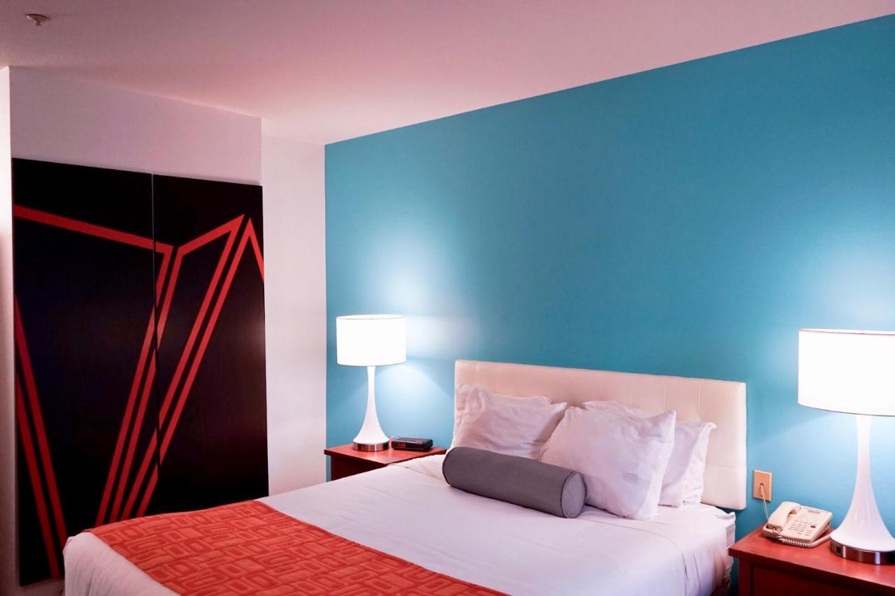 Queen Room - Disability Access - Non-Smoking at Howard Johnson by Wyndham Salinas