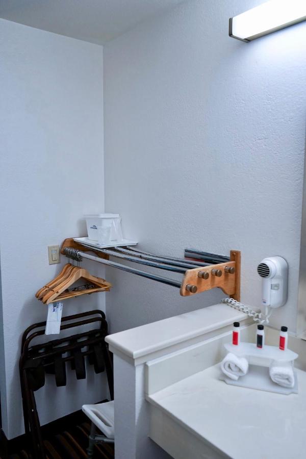 Queen Room - Disability Access - Non-Smoking at Howard Johnson by Wyndham Salinas