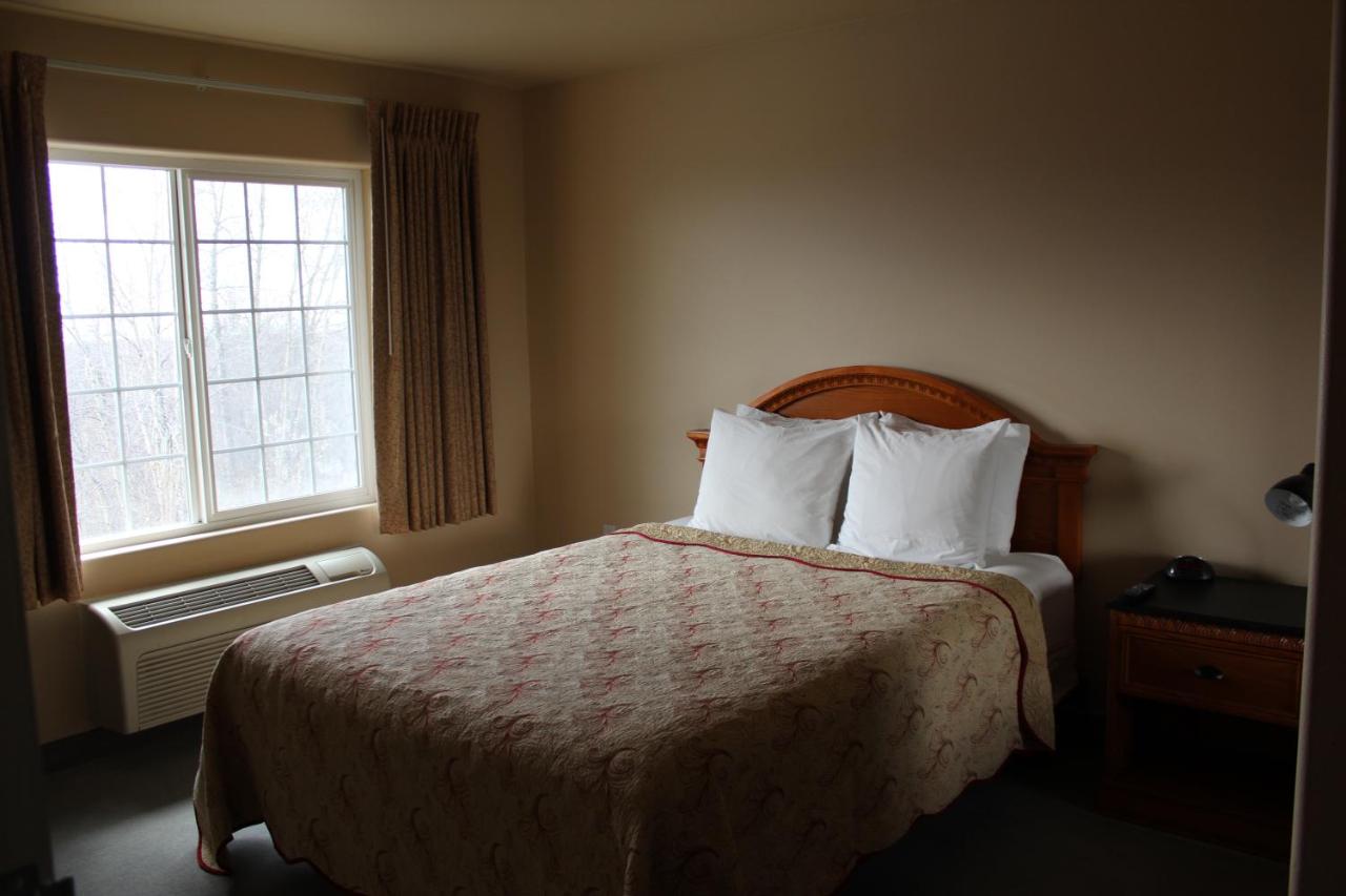 Queen Suite at Grand View Inn & Suites