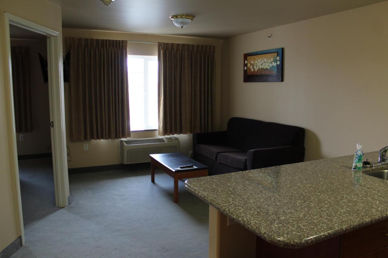 Queen Suite at Grand View Inn & Suites