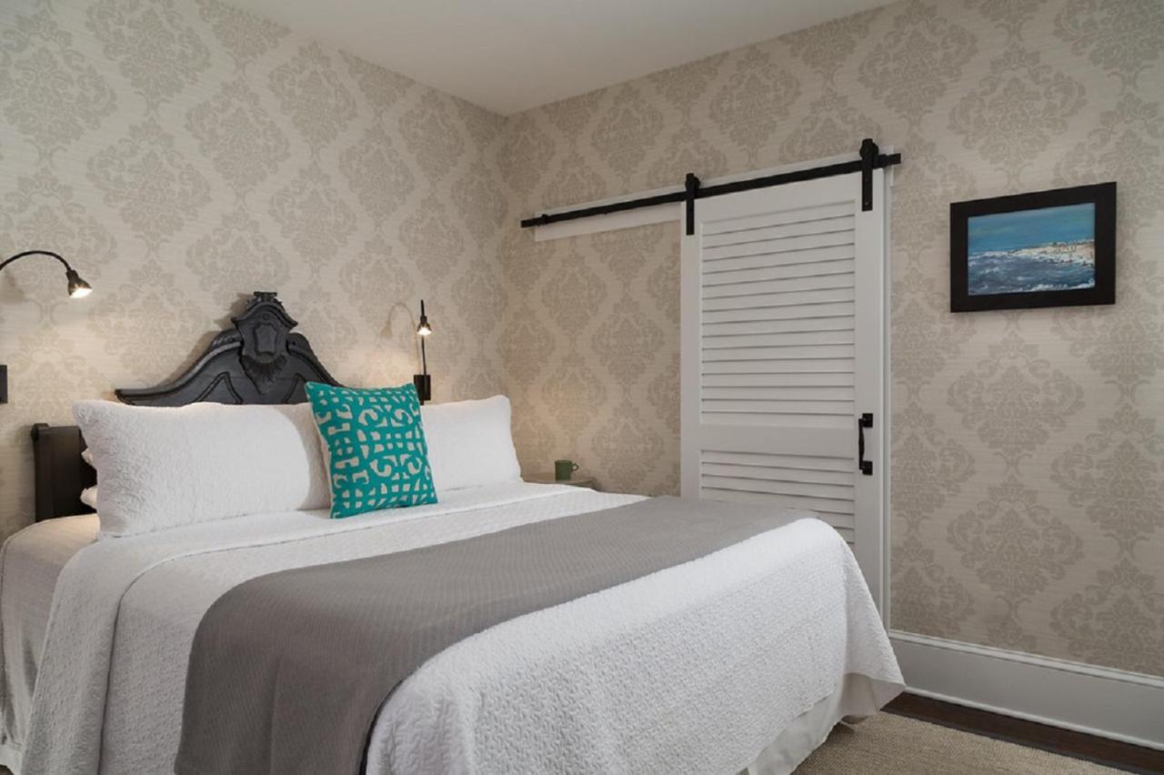  | The Carroll Villa Hotel