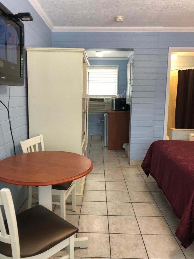 | Lakeside Inn and Cafe