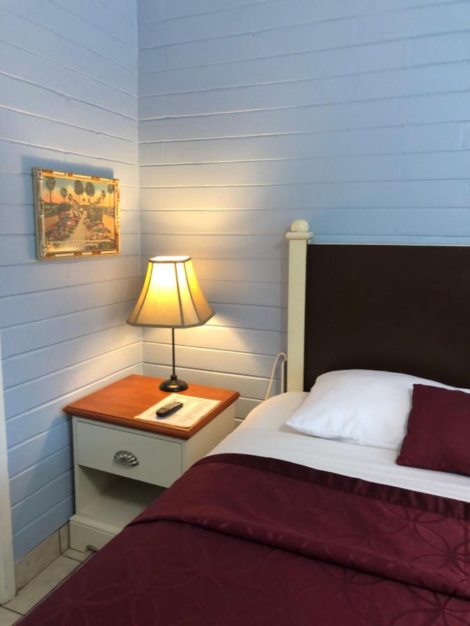| Lakeside Inn and Cafe