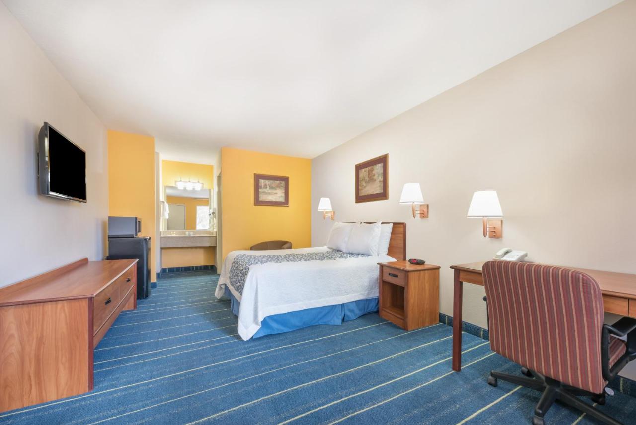 Queen Room - Non-Smoking at Days Inn by Wyndham Bryan College Station